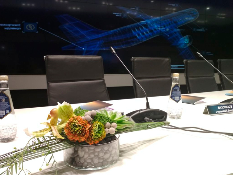 Стол для переговоров белый