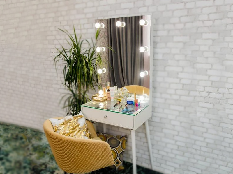 Гримёрный белый стол