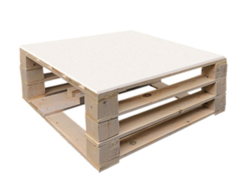 Стол паллетный журнальный деревянный с белой столешницей