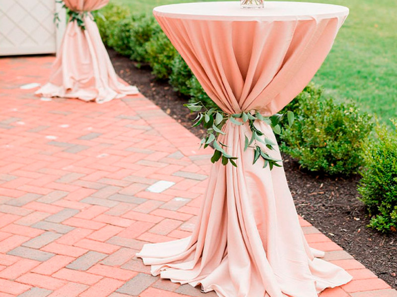 Стол со скатертью и бантом