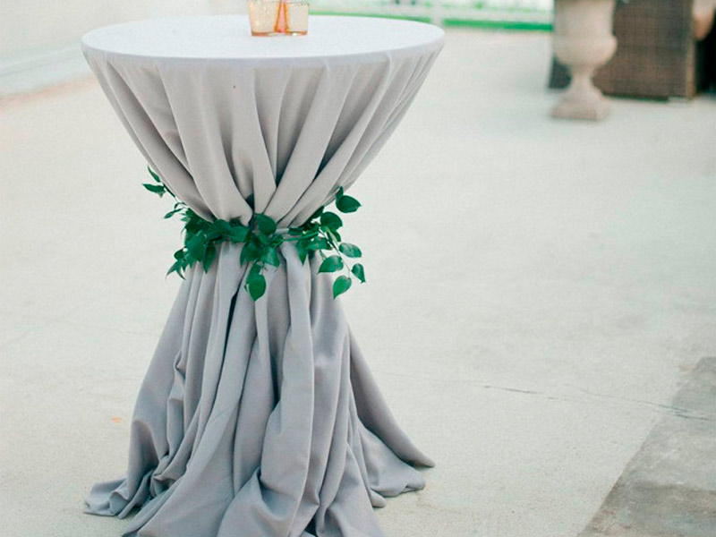 Стол со скатертью и бантом