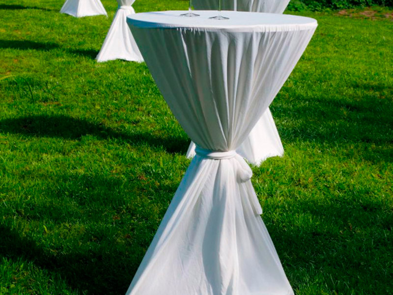 Стол со скатертью и бантом