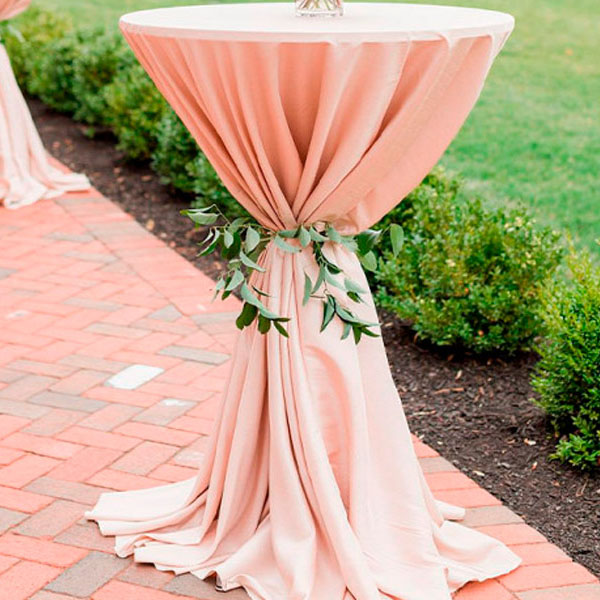 Стол со скатертью и бантом