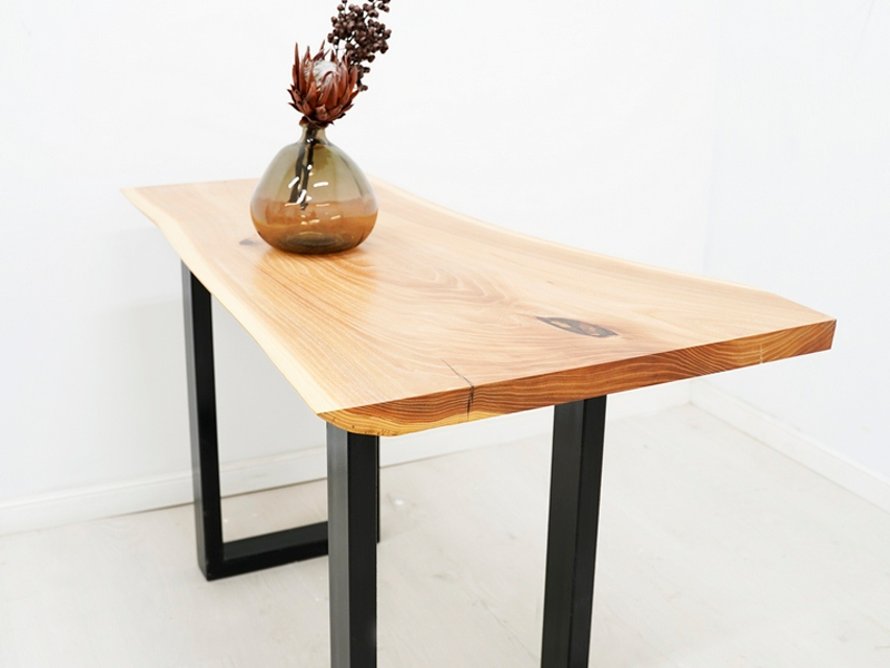 Стол со столешницей из слэба ореха