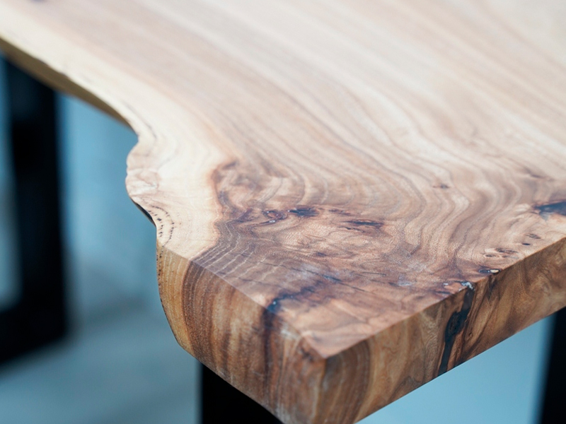 Стол со столешницей из слэба ореха