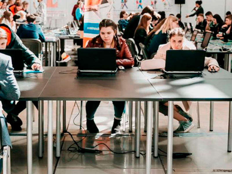 Квадратный стол в стиле Лофт