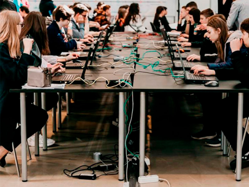 Квадратный стол в стиле Лофт