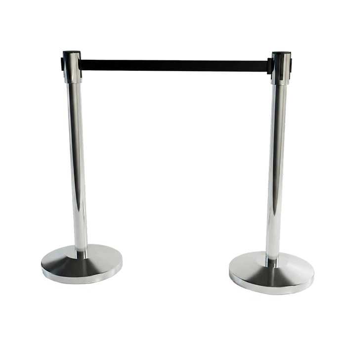 Столбики для ограждения с черной лентой