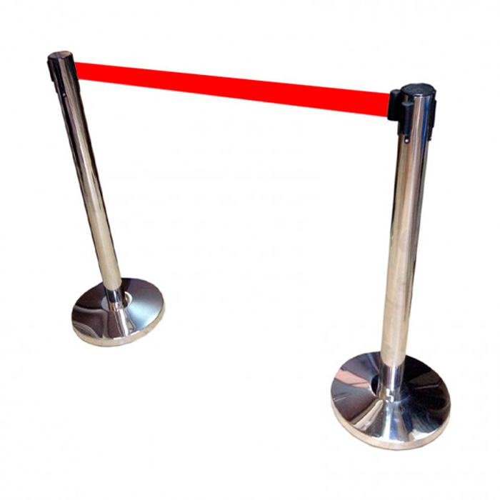 Столбики для ограждения с красной лентой