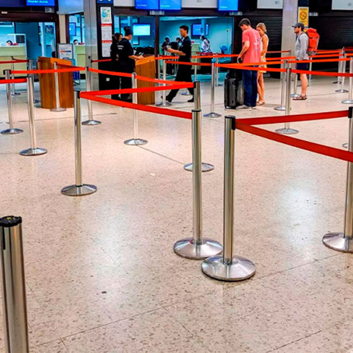 Столбики для ограждения с красной лентой