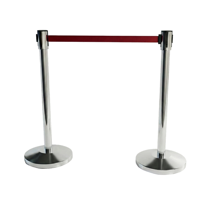 Столбики для ограждения с красной лентой