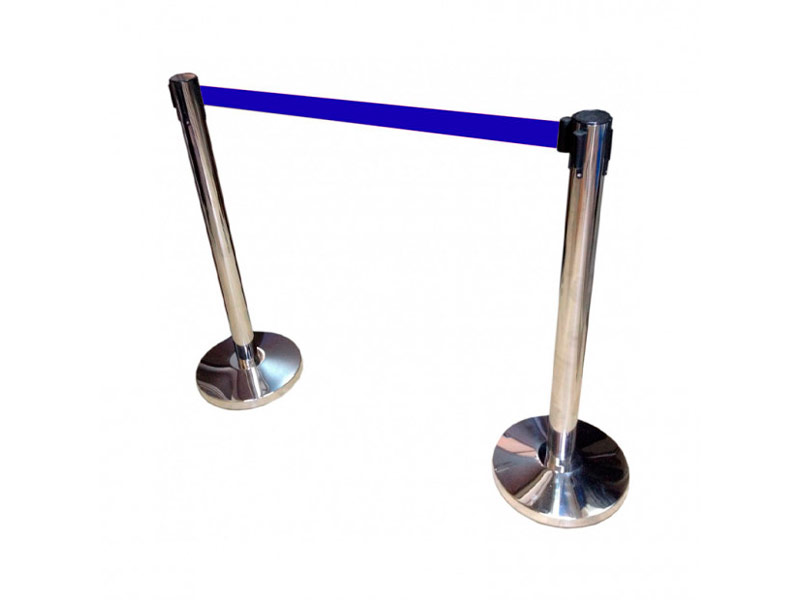 Столбики для ограждения с синей лентой