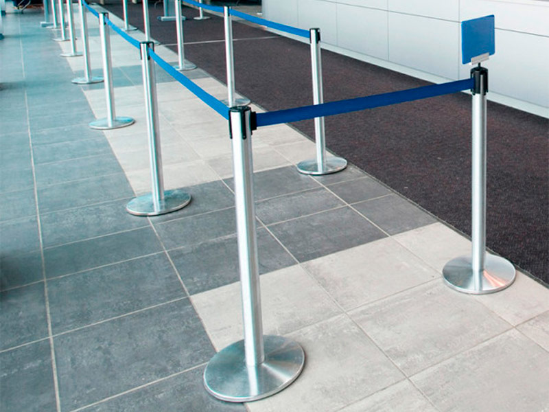 Столбики для ограждения с синей лентой