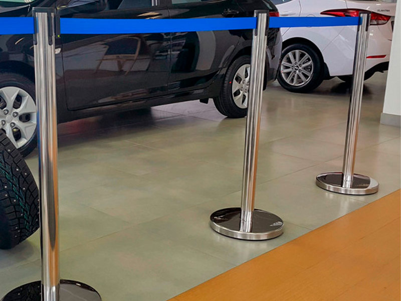 Столбики для ограждения с синей лентой