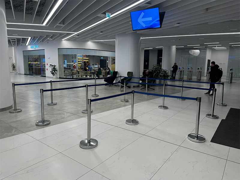 Столбики для ограждения с синей лентой