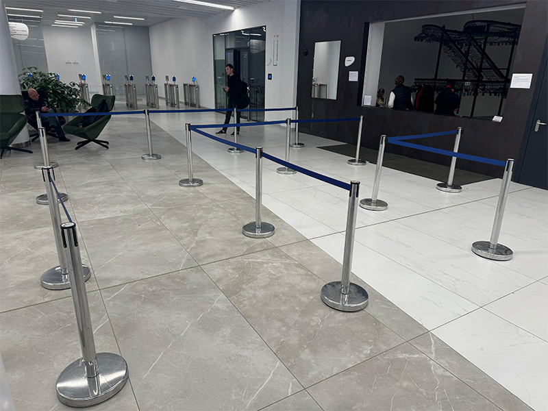 Столбики для ограждения с синей лентой