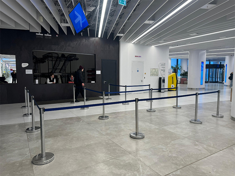 Столбики для ограждения с синей лентой