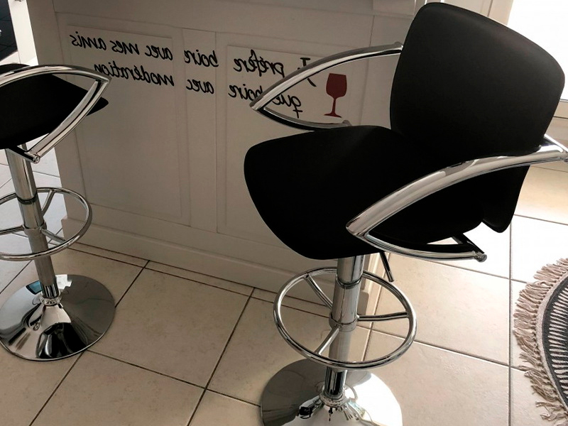 Стул барный для визажиста чёрный