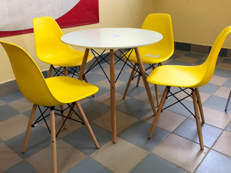 Стул Eames жёлтый