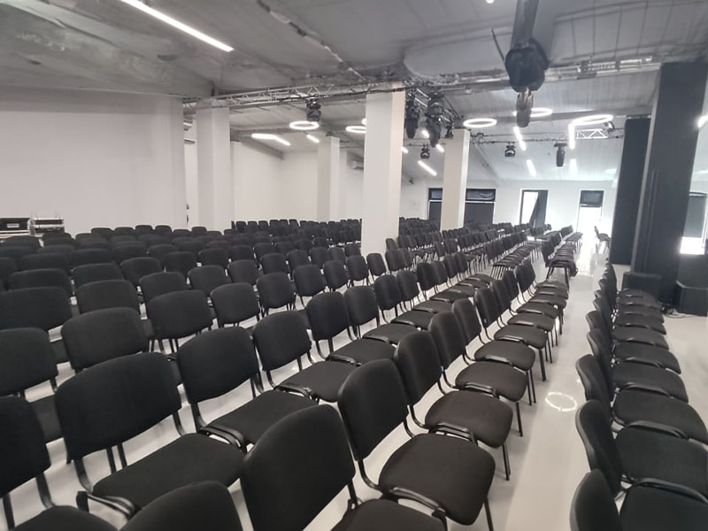 Офисный стул черный