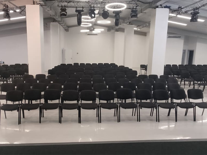 Офисный стул черный