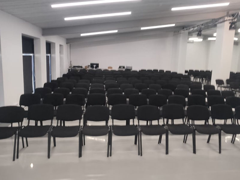 Офисный стул черный