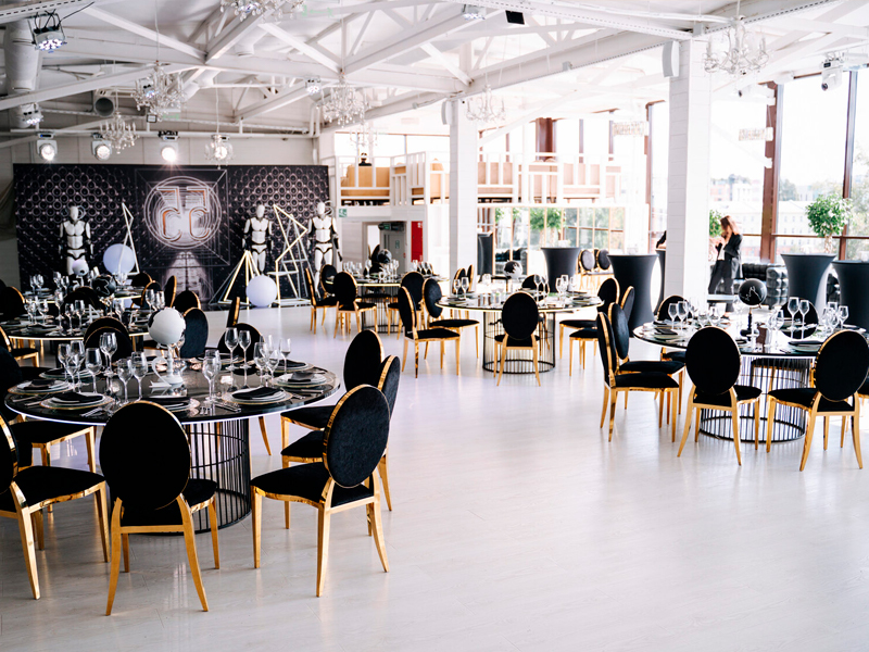 Стул Laval Gold с обивкой из чёрного бархата