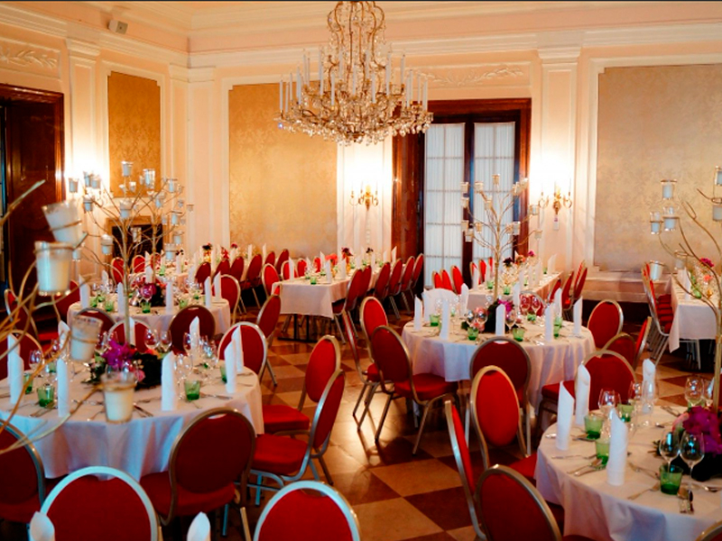 Стул Laval Gold с обивкой из красного бархата