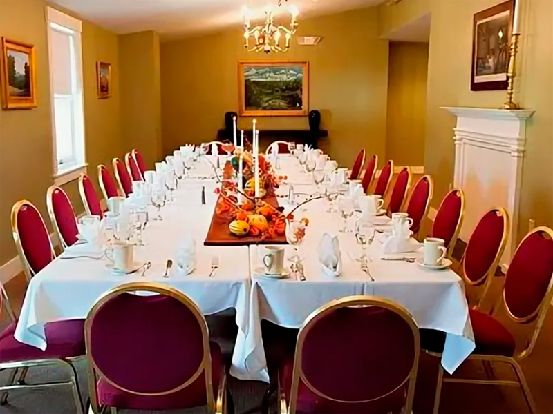 Стул Laval Gold с обивкой из красного бархата