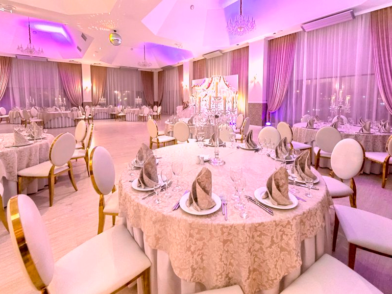 Стул Laval Gold с обивкой из розового бархата