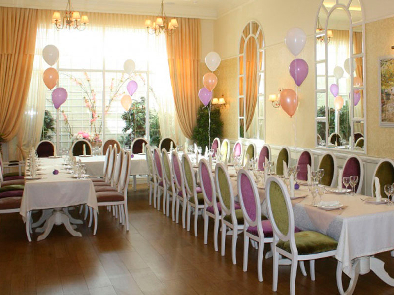 Стул Laval Gold с обивкой из зелёного бархата