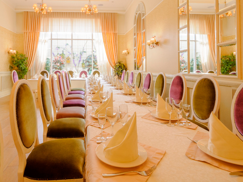 Стул Laval Gold с обивкой из зелёного бархата