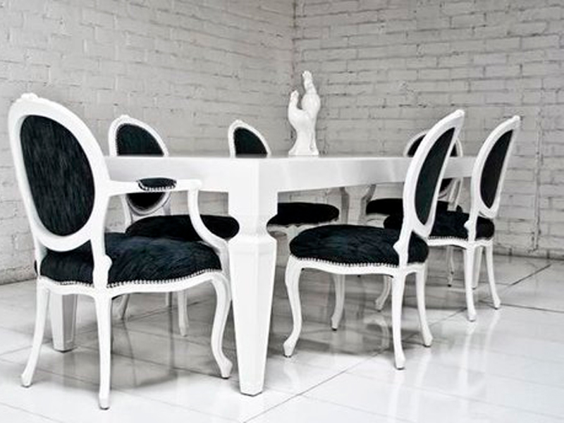 Стул Louis белого цвета с чёрной бархатной обивкой