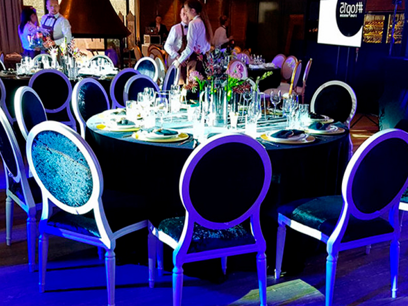 Стул Louis белого цвета с чёрной бархатной обивкой