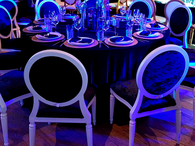 Стул Louis белого цвета с чёрной бархатной обивкой