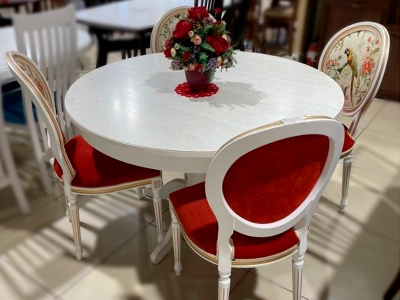 Стул Louis белого цвета с красной бархатной обивкой