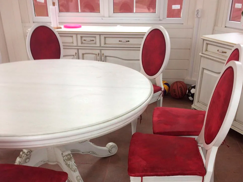 Стул Louis белого цвета с розовой бархатной обивкой