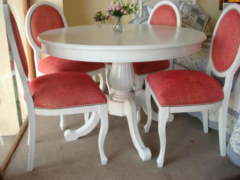 Стул Louis белого цвета с розовой бархатной обивкой