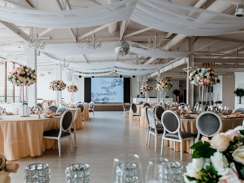 Стул Louis белого цвета с серой бархатной обивкой