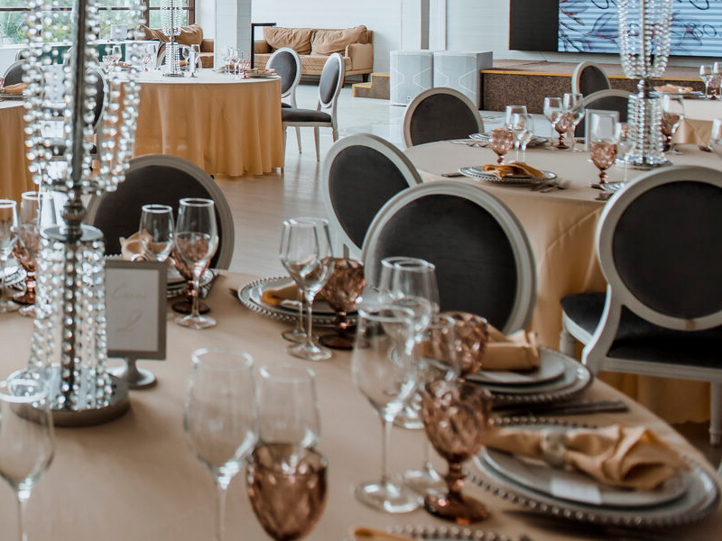 Стул Louis белого цвета с серой бархатной обивкой