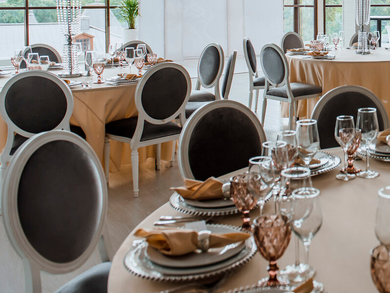 Стул Louis белого цвета с серой бархатной обивкой