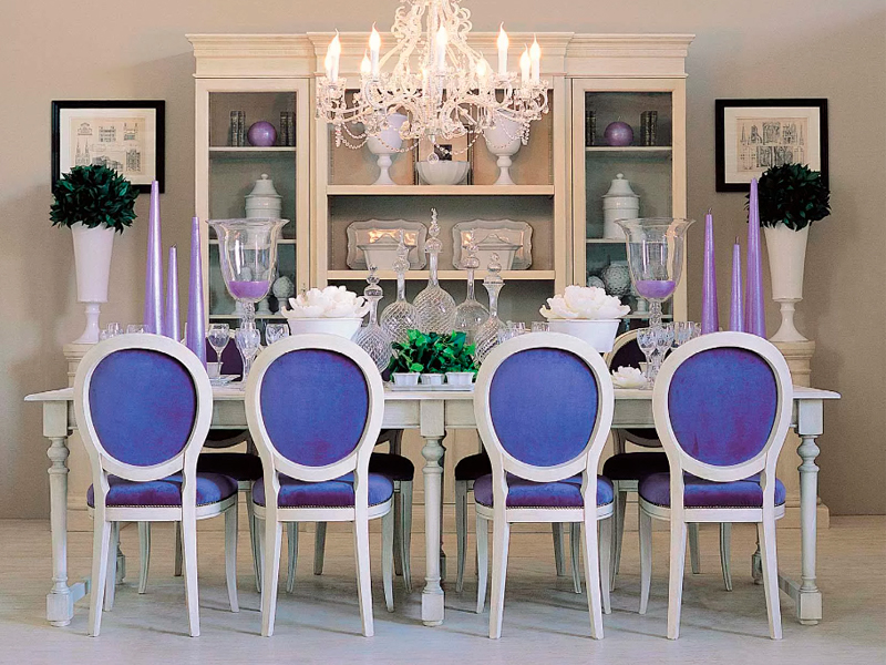 Стул Louis белого цвета с синей бархатной обивкой