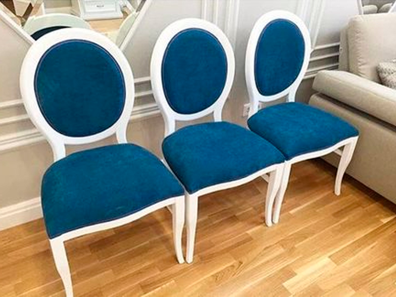 Стул Louis белого цвета с синей бархатной обивкой