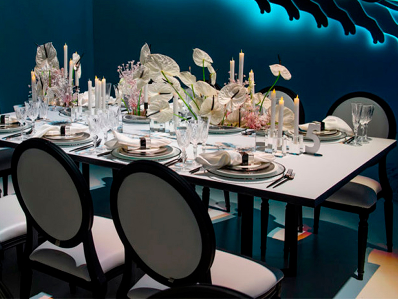 Стул Louis чёрного цвета с белой обивкой