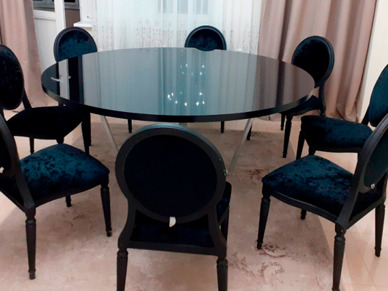 Стул Louis чёрного цвета с подушками из чёрного бархата