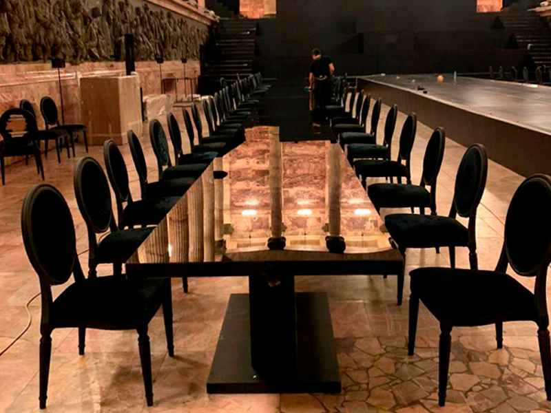 Стул Louis чёрного цвета с подушками из чёрного бархата