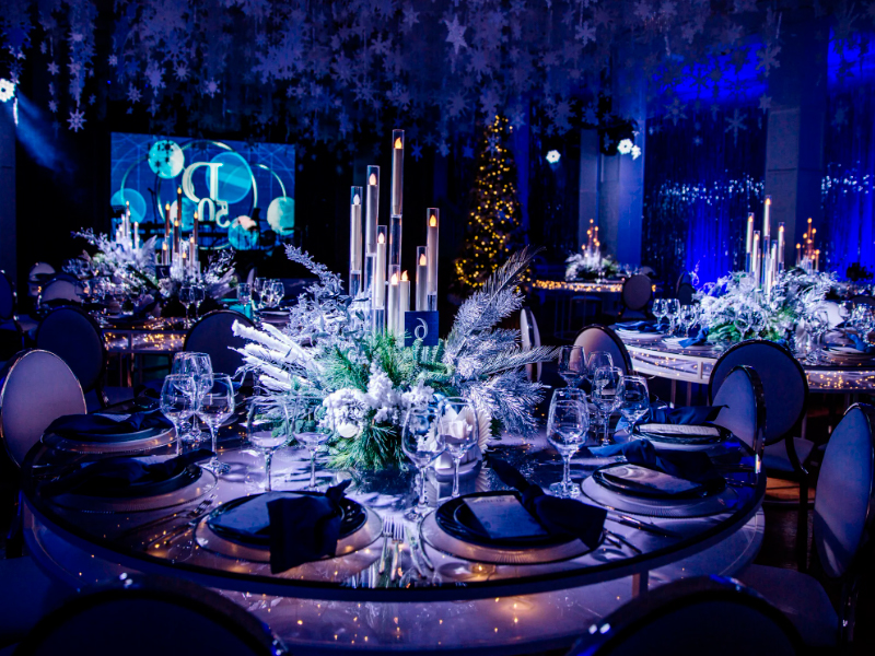 Стул Louis чёрного цвета с серой обивкой