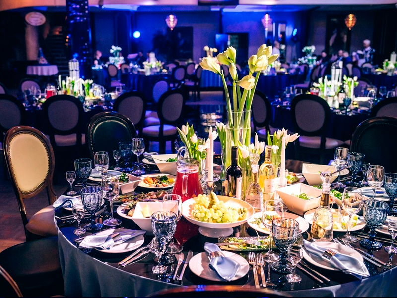 Стул Louis чёрного цвета с серой обивкой