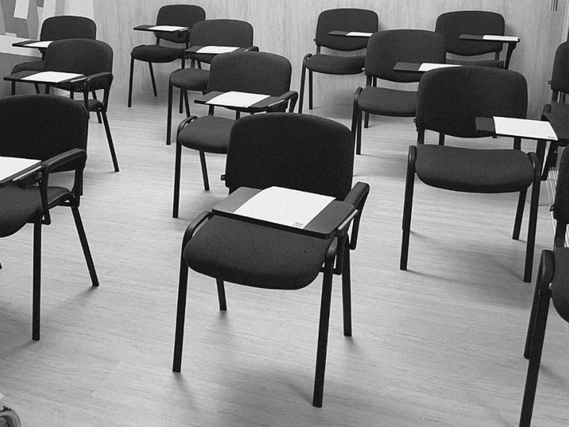 Стул мягкий с пюпитром черный