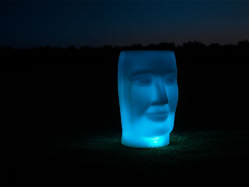 Светодиодный стул в форме головы человека